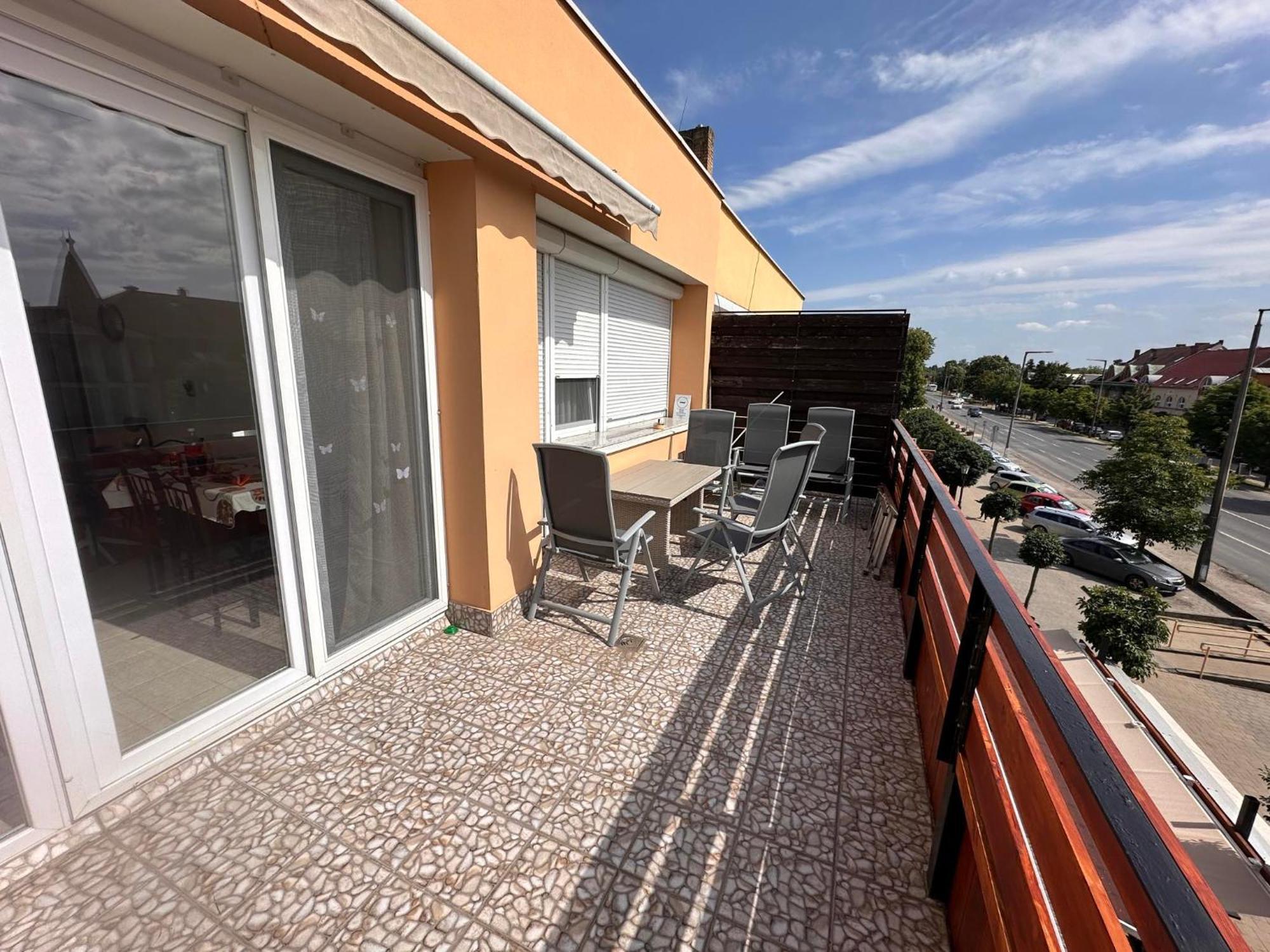 Apartment 100 Lepes - 100 Steps - With Huge Terrace Next To The Thermal Bath Harkany